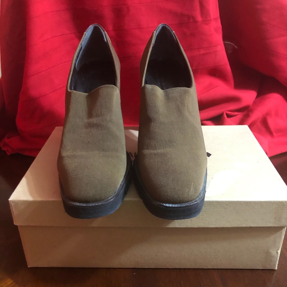Donald J Pliner Heels - Picture 1 of 6
